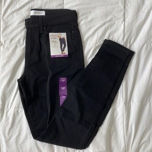 NEW Signature By Levi Black Mid Rise Skinny 8L